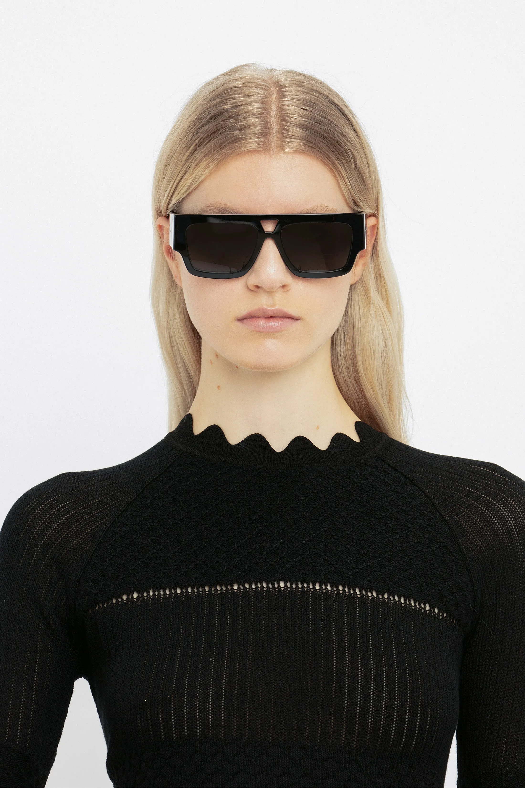 V Plaque Frame Sunglasses In Black