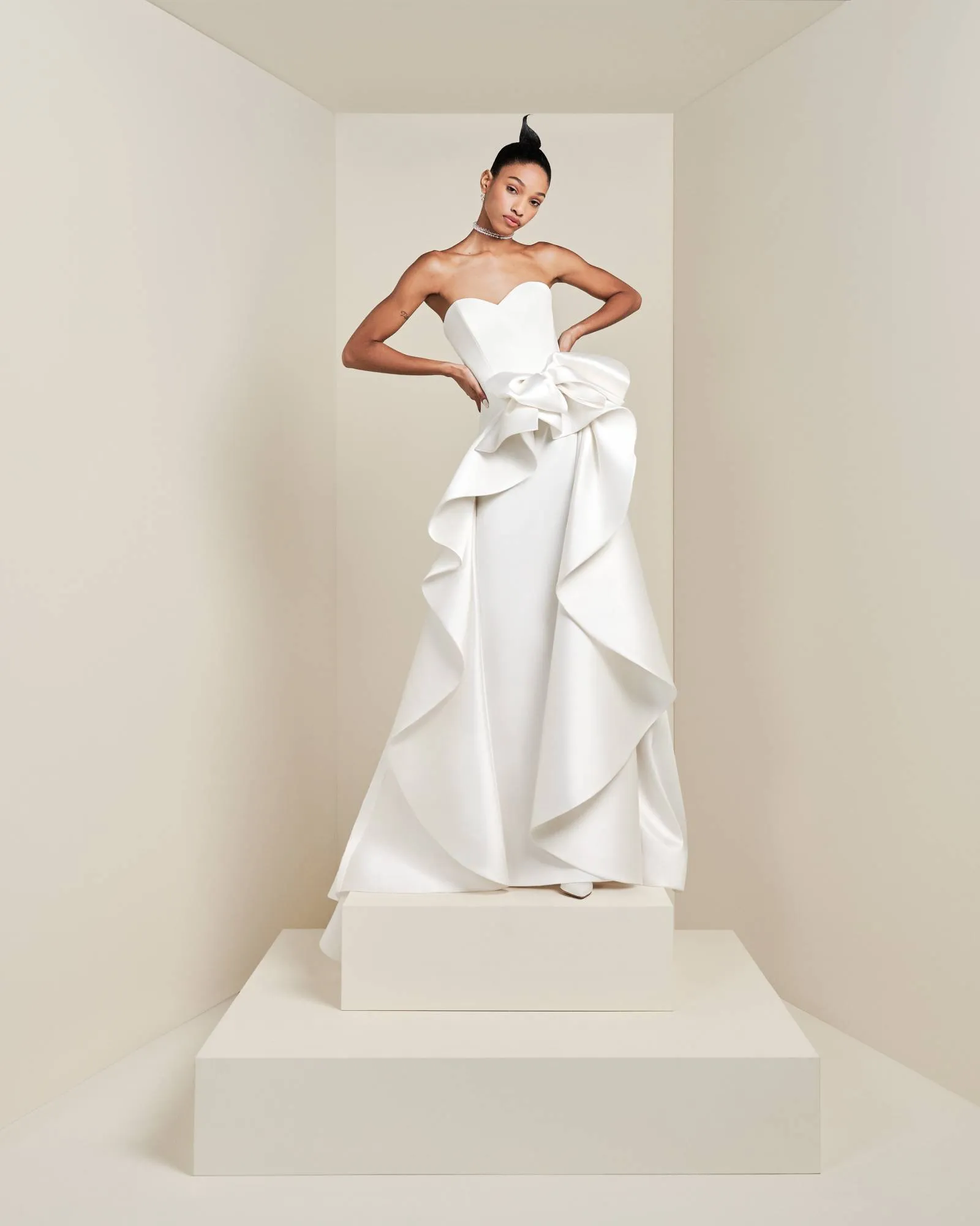 VRM425 – MODERN VOLANT GOWN