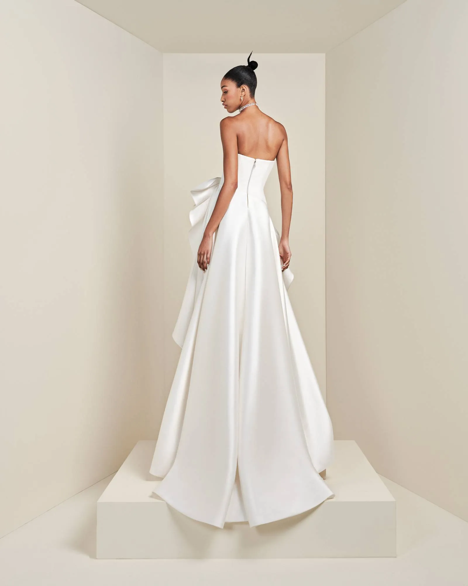 VRM425 – MODERN VOLANT GOWN